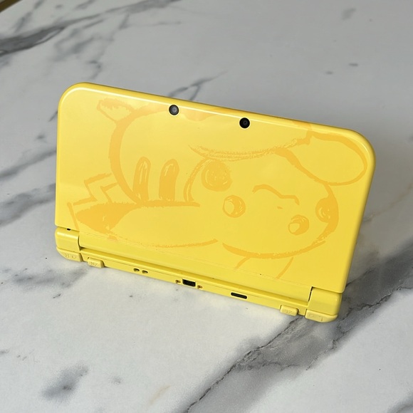 New Nintendo 3DS XL Pikachu Edition - Picture 5 of 8